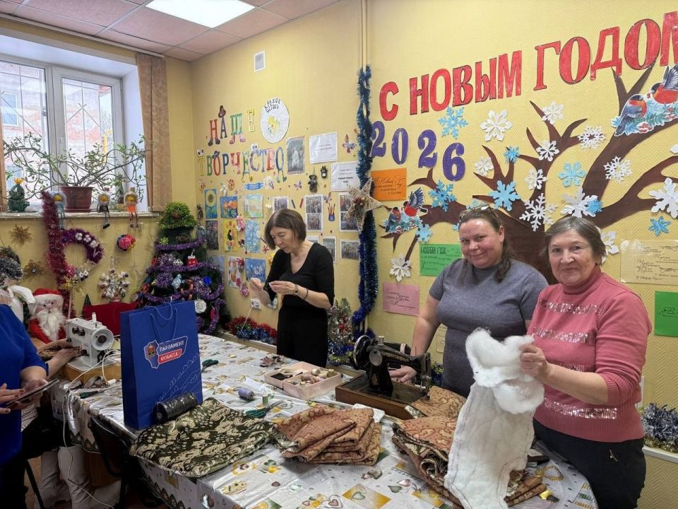 Областные депутаты продолжают поддерживать участников специальной военной операции: оказывают гуманитарную помощь военным, навещают бойцов, находящихся на лечении, и не только