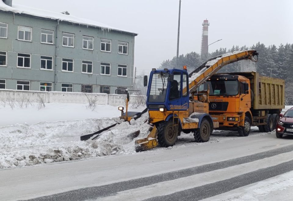 В Кемерове дорожная техника сегодня работает на бульваре имени академика Леонида Барбараша