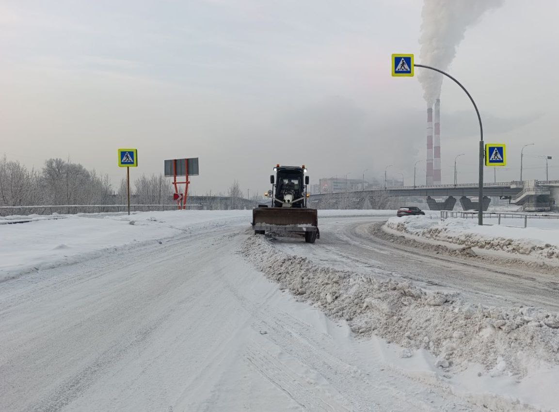 В Кемерове дорожные службы приступили к снятию наката на правобережной развязке Кузнецкого моста В Кемерове дорожные службы приступили к снятию наката на правобережной развязке Кузнецкого моста