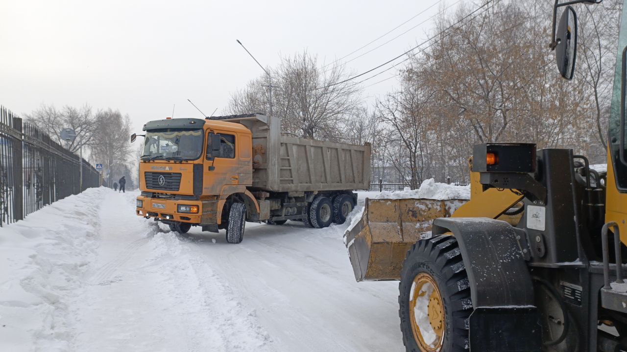 Работы продолжаются: в Кемерове только с начала января вывезли 246 тысяч кубометров снега Работы продолжаются: в Кемерове только с начала января вывезли 246 тысяч кубометров снега