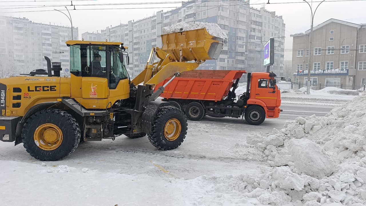 Работы продолжаются: в Кемерове только с начала января вывезли 246 тысяч кубометров снега Работы продолжаются: в Кемерове только с начала января вывезли 246 тысяч кубометров снега