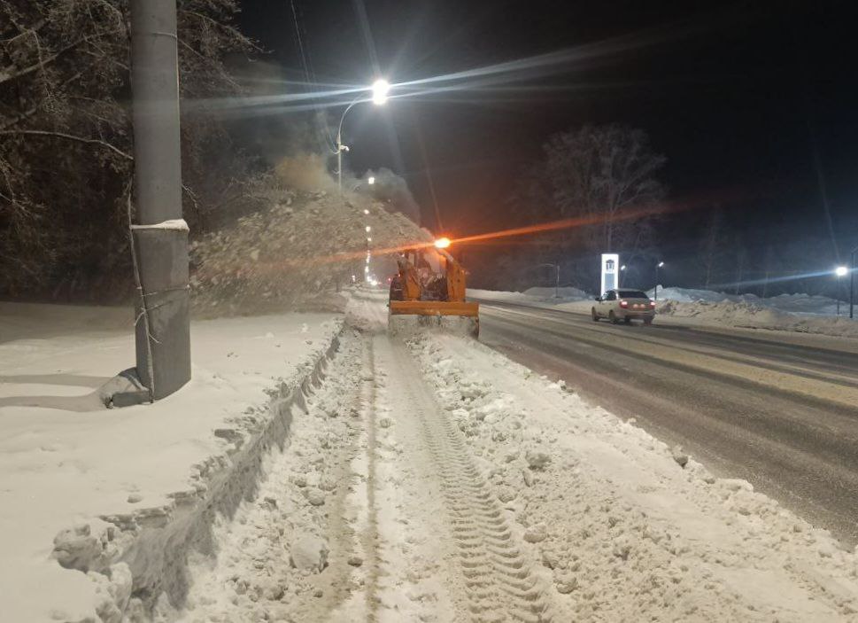 В Кемерове в ночную смену на уборке города задействовали более 100 единиц спецтехники В Кемерове в ночную смену на уборке города задействовали более 100 единиц спецтехники