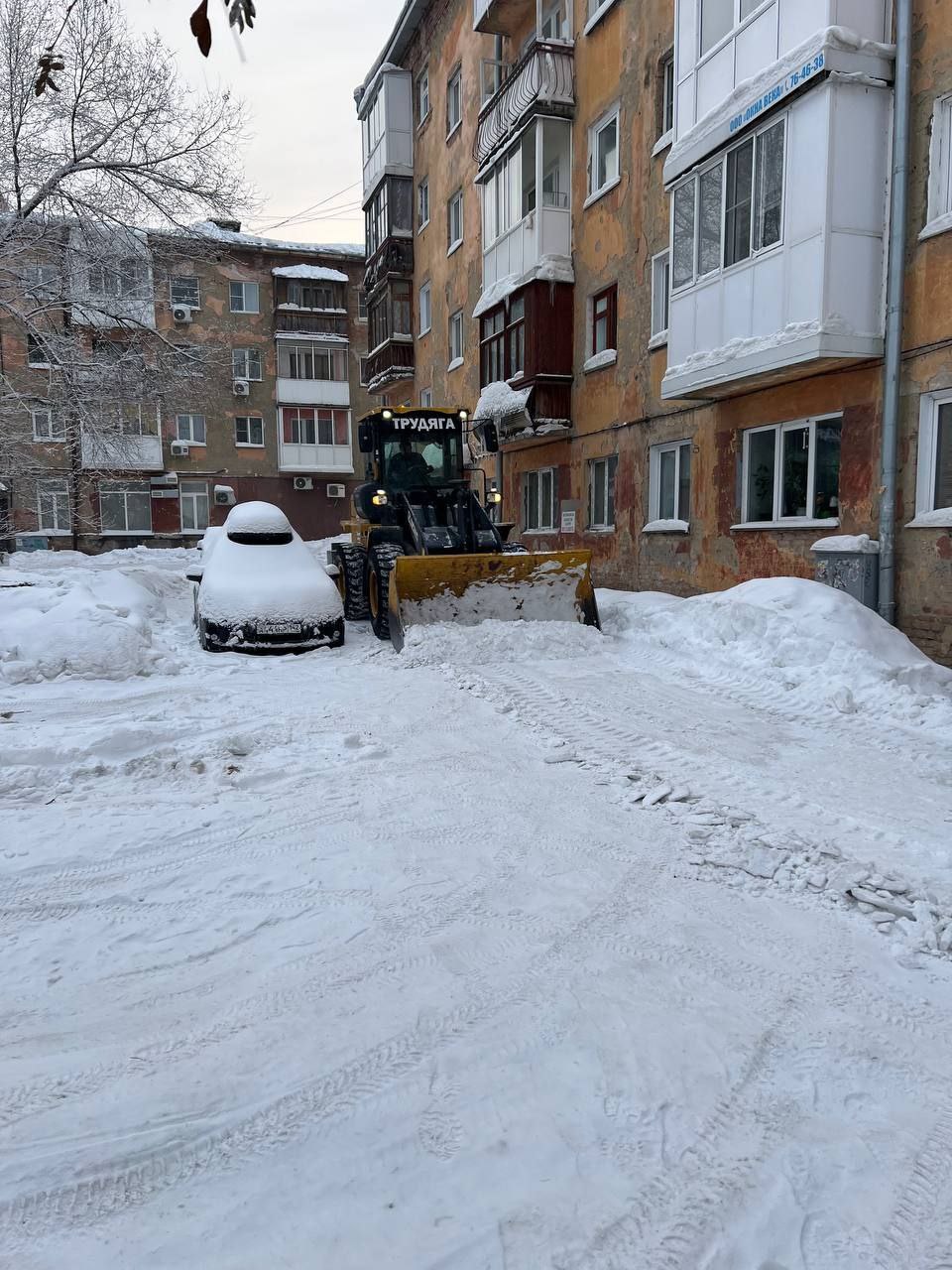 В Кемерове после продолжительных морозов вновь приступили к механизированной уборке дворов В Кемерове после продолжительных морозов вновь приступили к механизированной уборке дворов