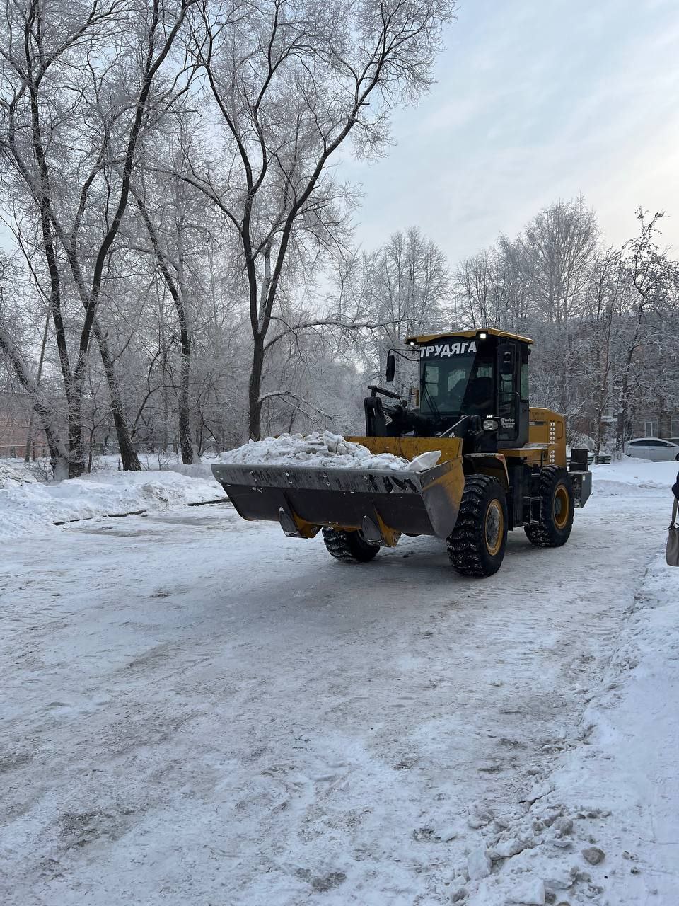 В Кемерове после продолжительных морозов вновь приступили к механизированной уборке дворов