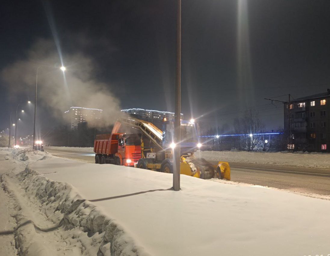 В Кемерове за сутки с улиц и дорог города вывезли 21,6 тысяч кубометров снега В Кемерове за сутки с улиц и дорог города вывезли 21,6 тысяч кубометров снега