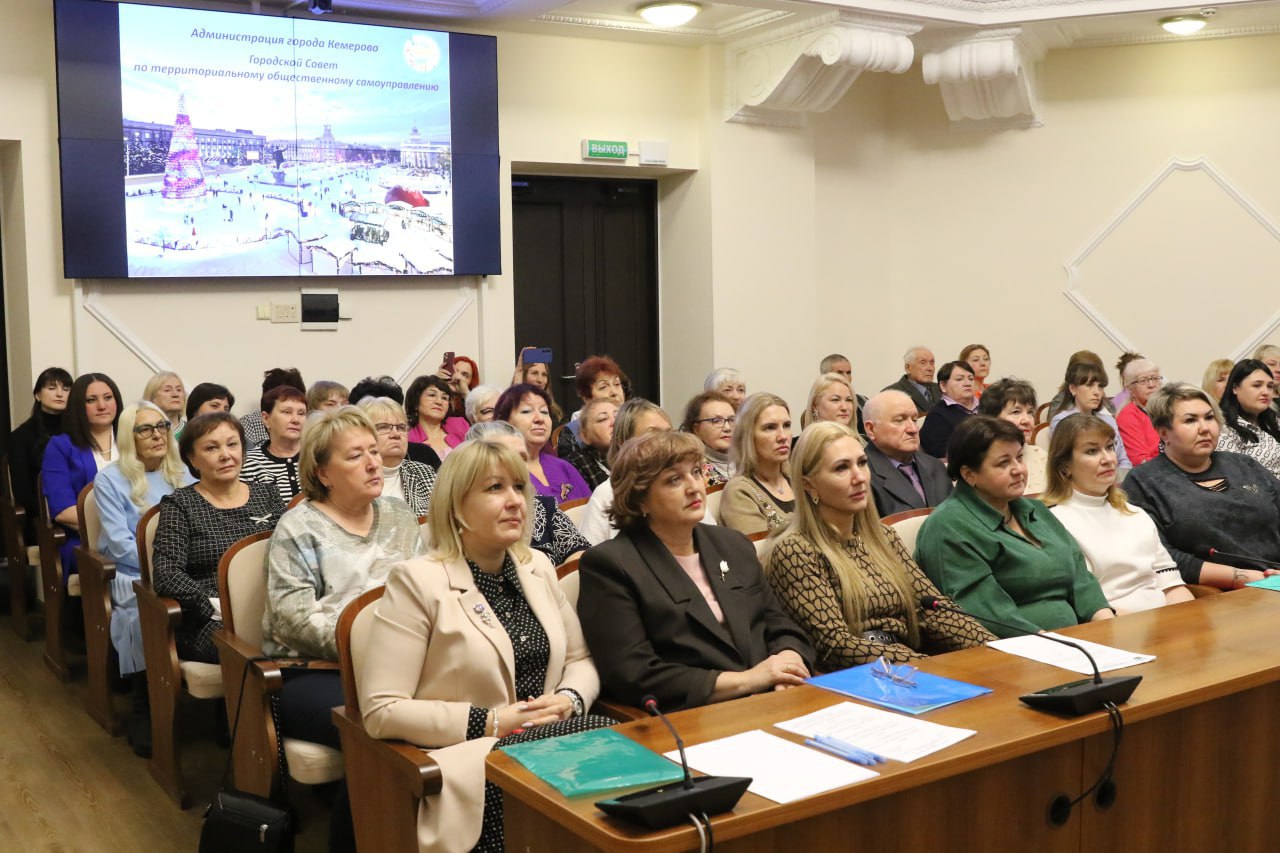 Глава города Кемерово Дмитрий Анисимов вручил награды активистам ТОС Глава города Кемерово Дмитрий Анисимов вручил награды активистам ТОС