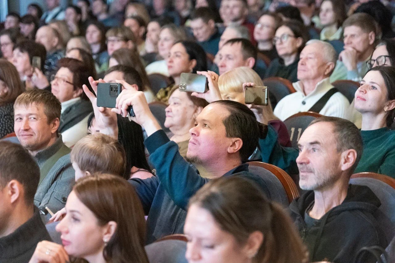 Глава города Кемерово Дмитрий Анисимов вручил муниципальные стипендии юным талантам Глава города Кемерово Дмитрий Анисимов вручил муниципальные стипендии юным талантам
