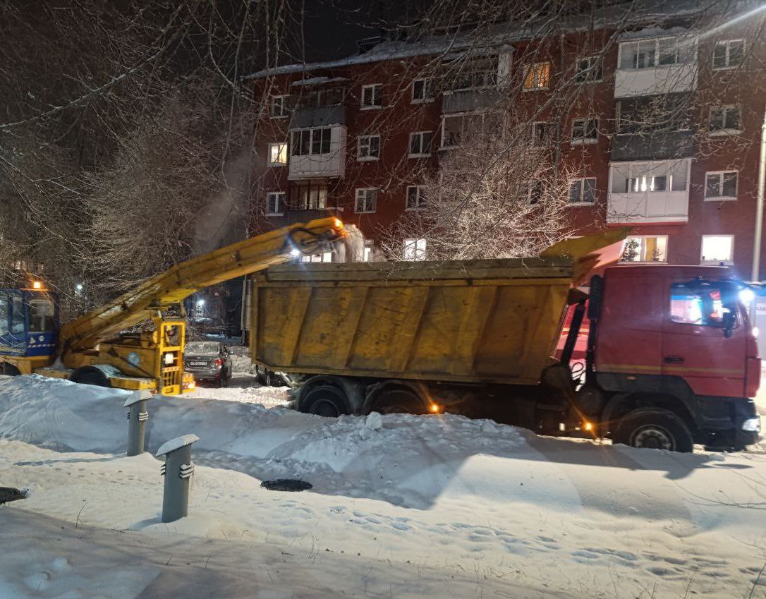 В Кемерове за сутки с улиц и дорог города вывезли 21,6 тысяч кубометров снега В Кемерове за сутки с улиц и дорог города вывезли 21,6 тысяч кубометров снега