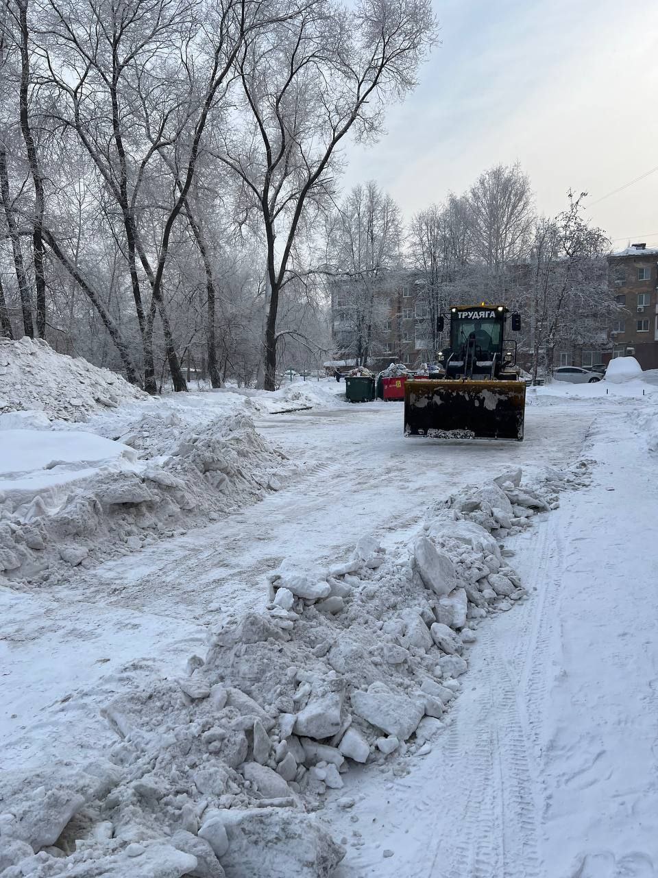 В Кемерове после продолжительных морозов вновь приступили к механизированной уборке дворов В Кемерове после продолжительных морозов вновь приступили к механизированной уборке дворов