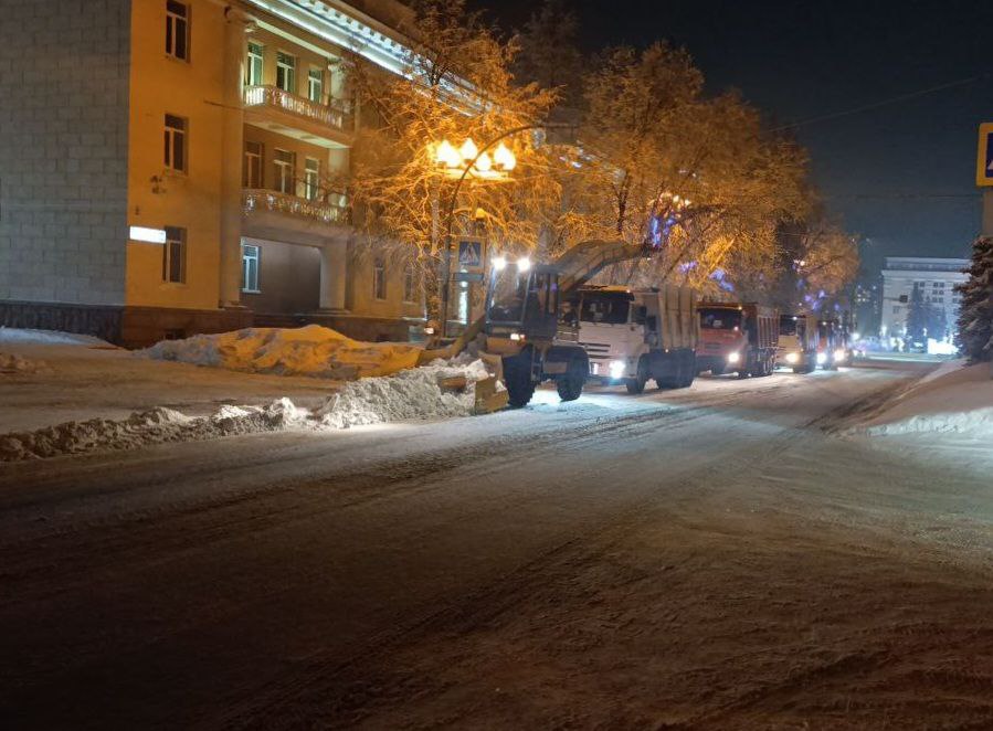 В Кемерове в ночную смену на уборке города задействовали более 100 единиц спецтехники В Кемерове в ночную смену на уборке города задействовали более 100 единиц спецтехники