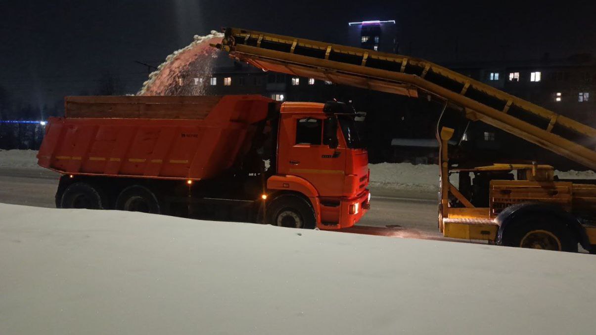 В Кемерове за сутки с улиц и дорог города вывезли 21,6 тысяч кубометров снега В Кемерове за сутки с улиц и дорог города вывезли 21,6 тысяч кубометров снега