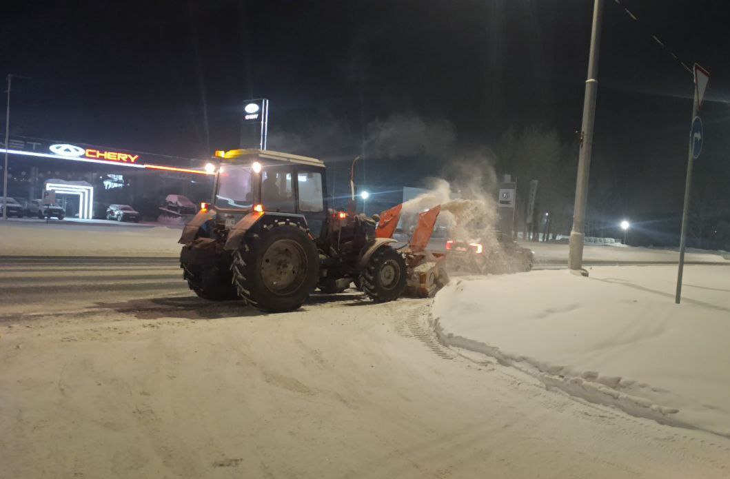 В Кемерове в ночную смену на уборке города задействовали более 100 единиц спецтехники В Кемерове в ночную смену на уборке города задействовали более 100 единиц спецтехники