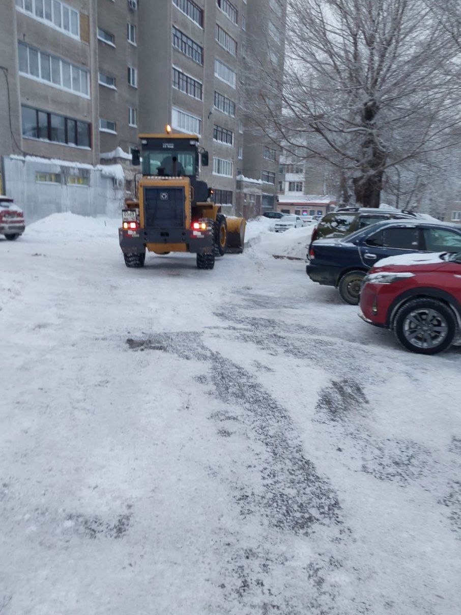 В Кемерове после продолжительных морозов вновь приступили к механизированной уборке дворов В Кемерове после продолжительных морозов вновь приступили к механизированной уборке дворов