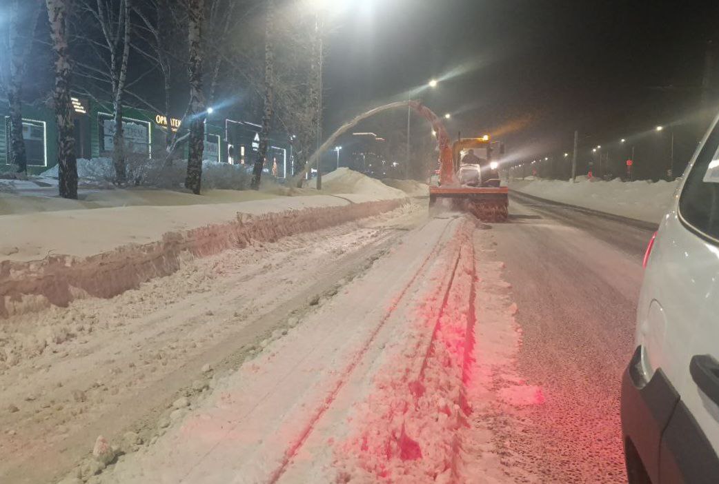 В Кемерове в ночную смену на уборке города задействовали более 100 единиц спецтехники В Кемерове в ночную смену на уборке города задействовали более 100 единиц спецтехники
