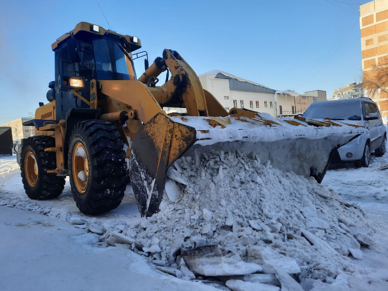 В Кемерове после продолжительных морозов вновь приступили к механизированной уборке дворов В Кемерове после продолжительных морозов вновь приступили к механизированной уборке дворов