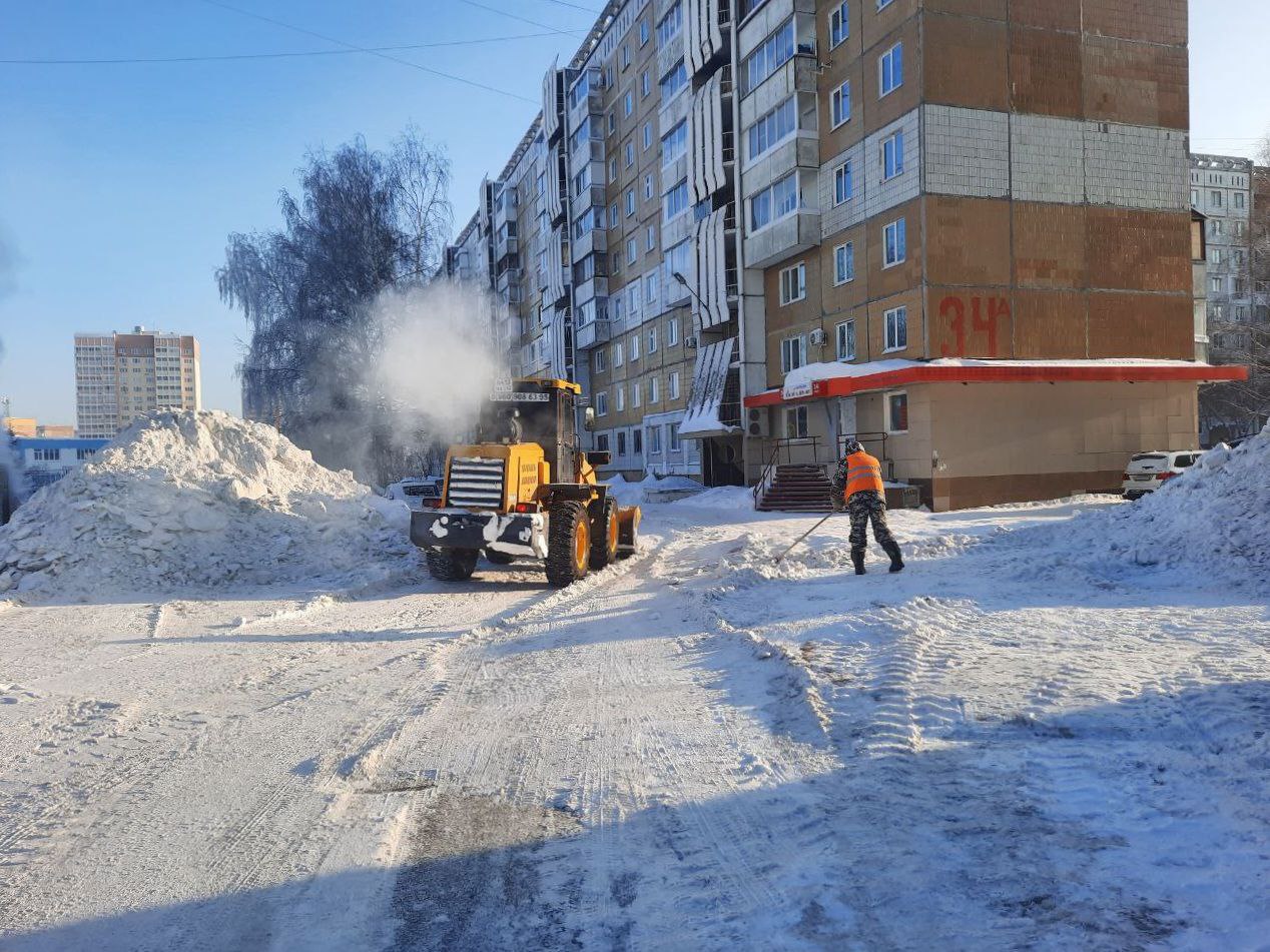 В Кемерове после продолжительных морозов вновь приступили к механизированной уборке дворов В Кемерове после продолжительных морозов вновь приступили к механизированной уборке дворов