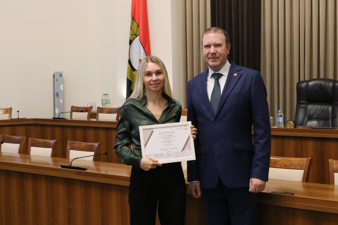 Глава города Кемерово Дмитрий Анисимов вручил награды активистам ТОС Глава города Кемерово Дмитрий Анисимов вручил награды активистам ТОС