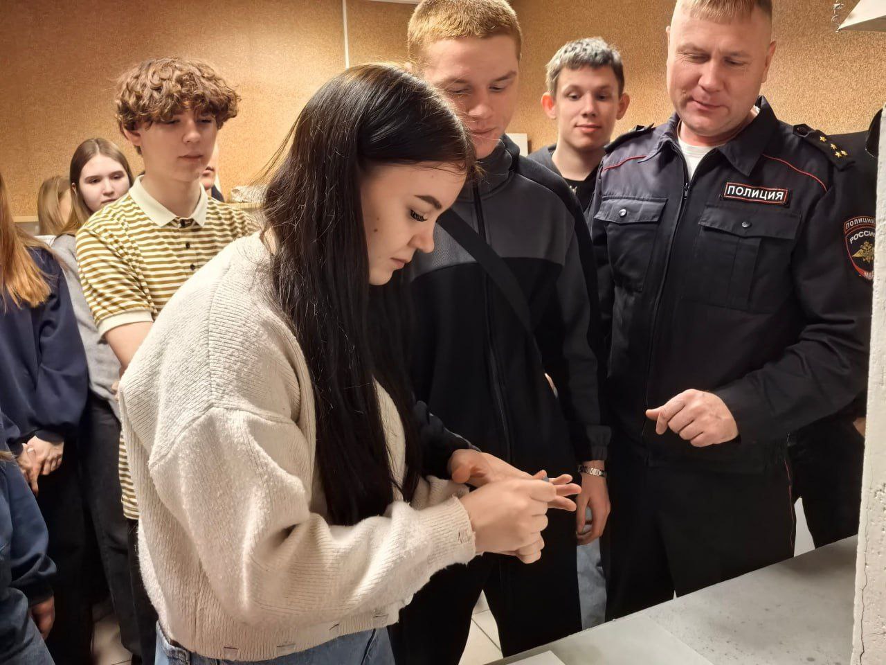 В Белове транспортные полицейские присоединились к Всероссийской акции «Студенческий десант» В Белове транспортные полицейские присоединились к Всероссийской акции «Студенческий десант»