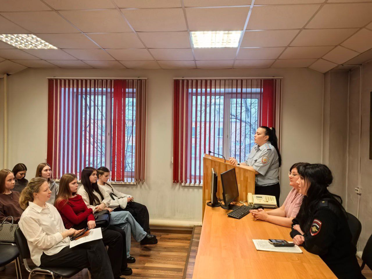 В Белове транспортные полицейские присоединились к Всероссийской акции «Студенческий десант» В Белове транспортные полицейские присоединились к Всероссийской акции «Студенческий десант»