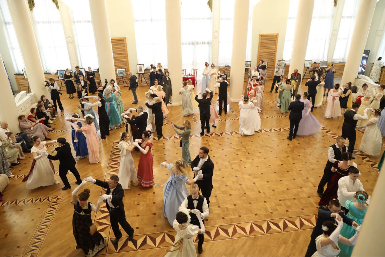 В Новокузнецке прошел Кутузовский исторический бал В Новокузнецке прошел Кутузовский исторический бал