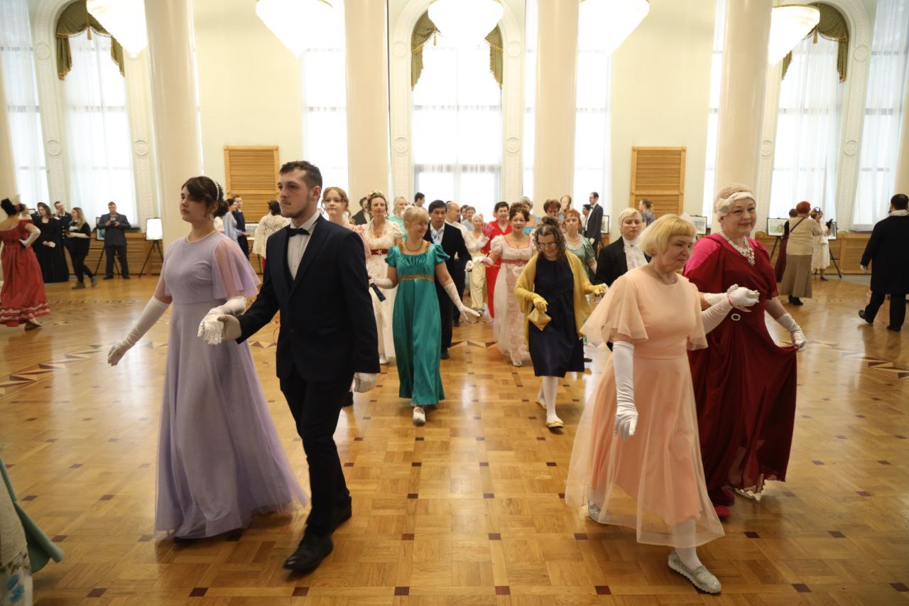 В Новокузнецке прошел Кутузовский исторический бал В Новокузнецке прошел Кутузовский исторический бал