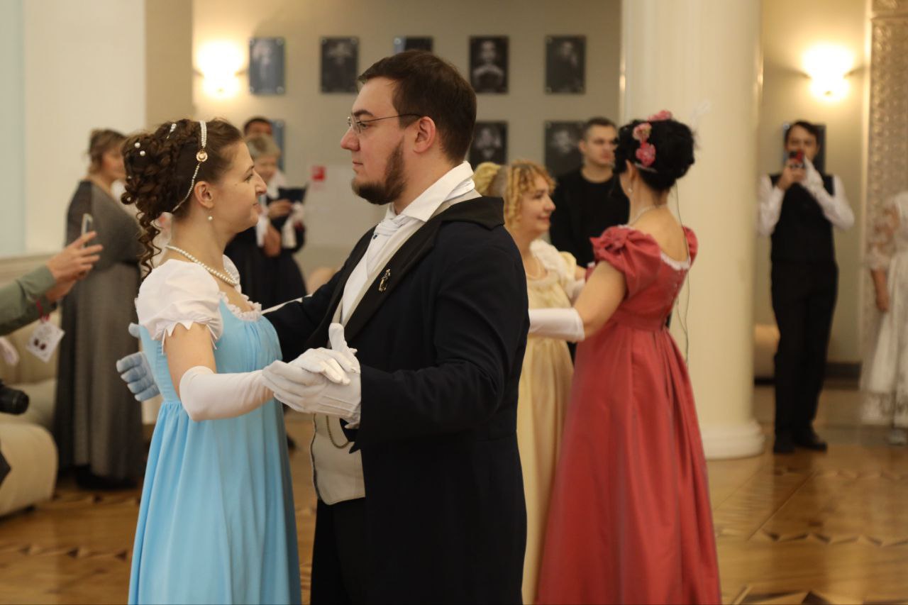 В Новокузнецке прошел Кутузовский исторический бал В Новокузнецке прошел Кутузовский исторический бал