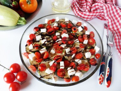 Слоёный теплый салат с кабачками-гриль