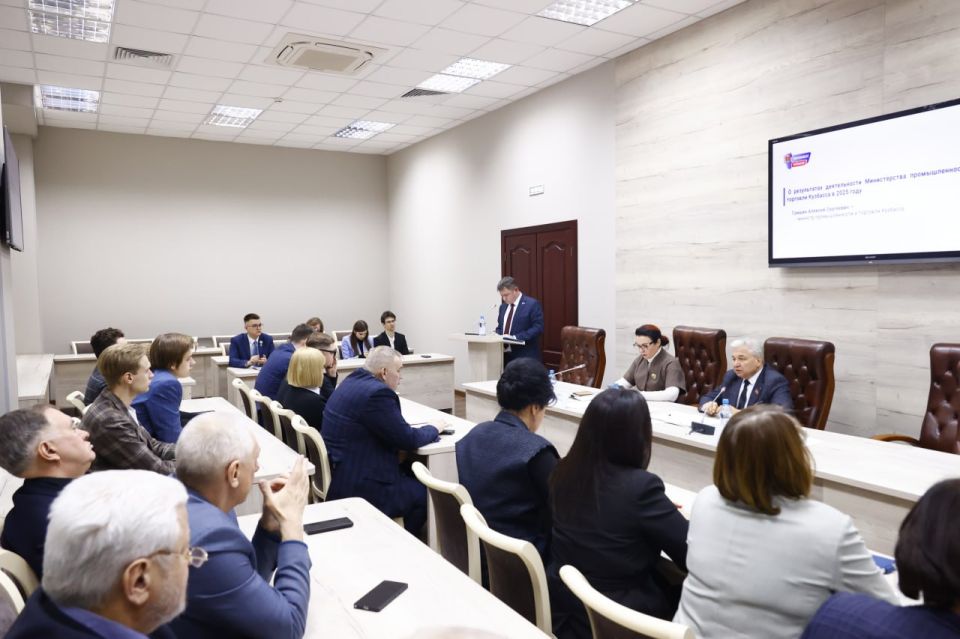 В Парламенте Кузбасса продолжают проходить расширенные заседания профильных комитетов, на которых депутаты и общественники рассматривают итоги работы органов исполнительной власти Кузбасса за 2025 год