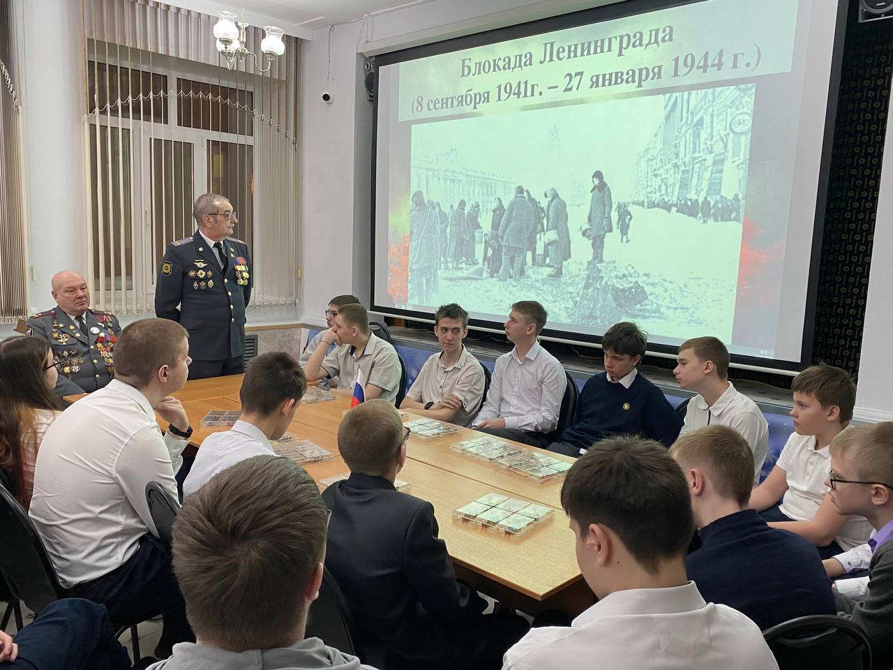 В Кемерове полицейские провели в школе №22 урок мужества, посвященный 82-й годовщине снятия блокады Ленинграда В Кемерове полицейские провели в школе №22 урок мужества, посвященный 82-й годовщине снятия блокады Ленинграда