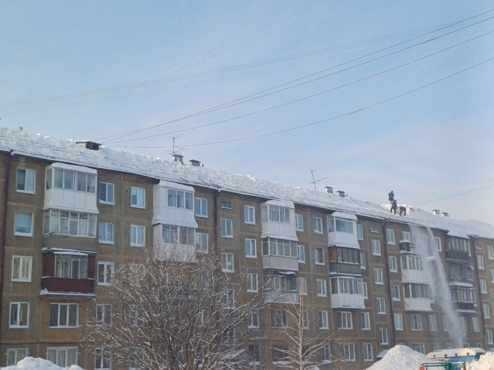 В Кемерове продолжаются работы по очистке кровель от снега и наледи