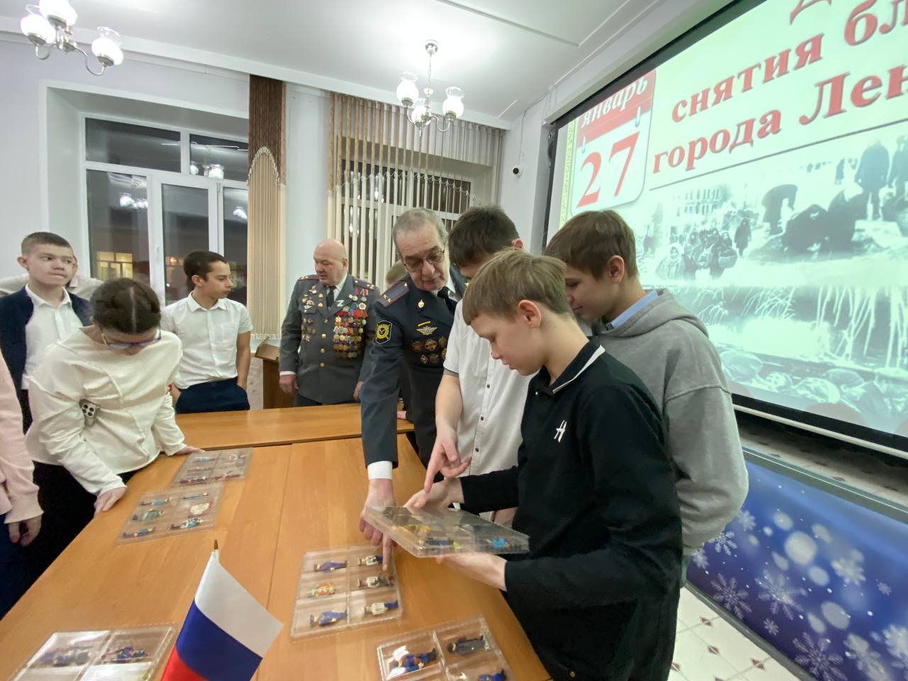 В Кемерове полицейские провели в школе №22 урок мужества, посвященный 82-й годовщине снятия блокады Ленинграда В Кемерове полицейские провели в школе №22 урок мужества, посвященный 82-й годовщине снятия блокады Ленинграда
