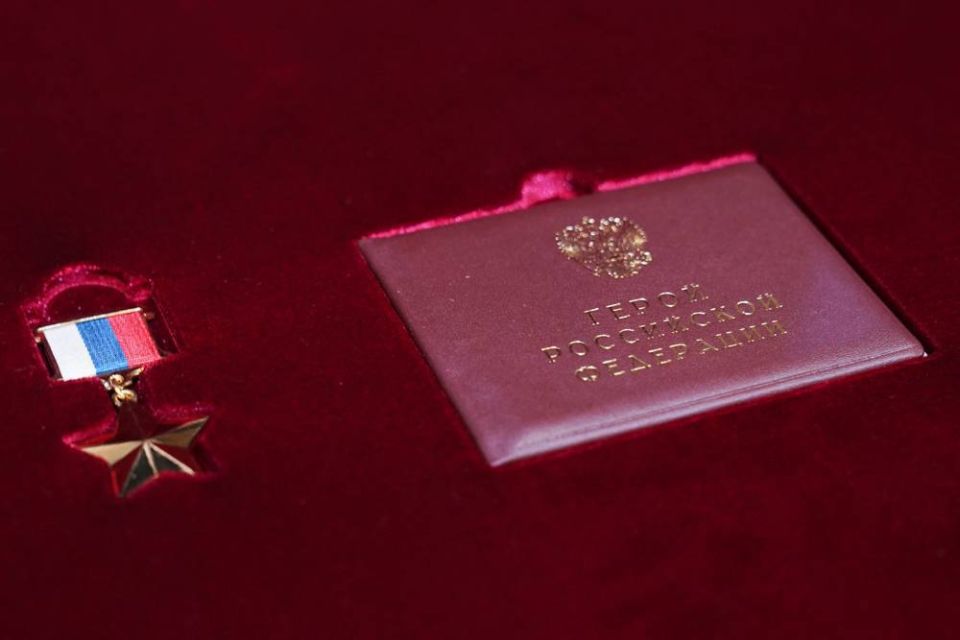 «Золотую Звезду» Героя России вручили семье погибшего на СВО кузбассовца Михаила Купова, сообщил губернатор региона Илья Середюк