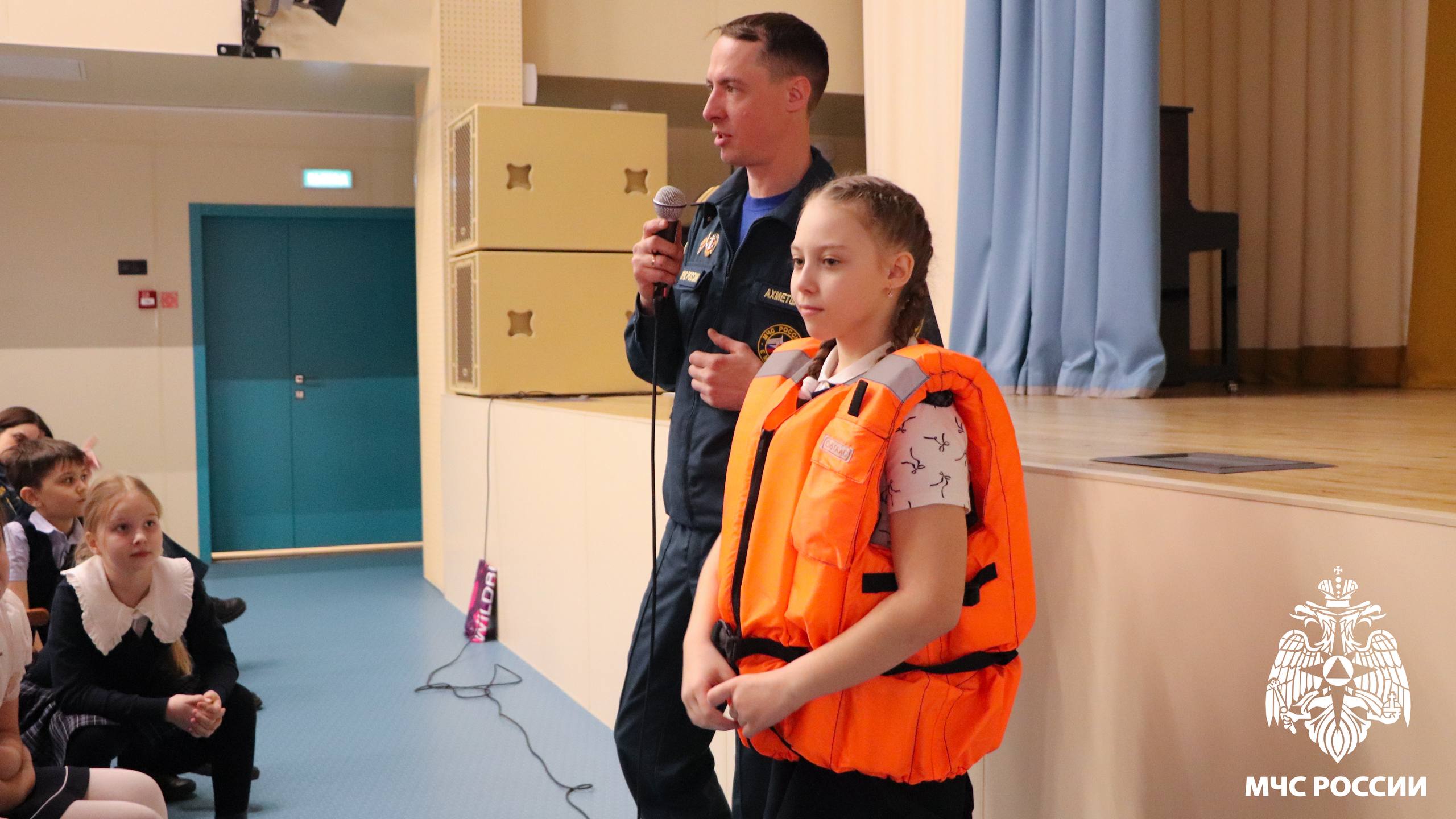 Сотрудники МЧС России провели встречу со школьниками Кемерова Сотрудники МЧС России провели встречу со школьниками Кемерова