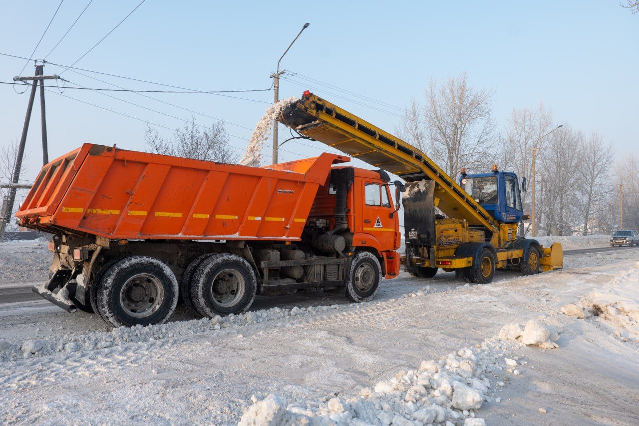 В Кемерове за сутки с улиц и дорог города вывезли 21,2 тысячи кубометров снега В Кемерове за сутки с улиц и дорог города вывезли 21,2 тысячи кубометров снега