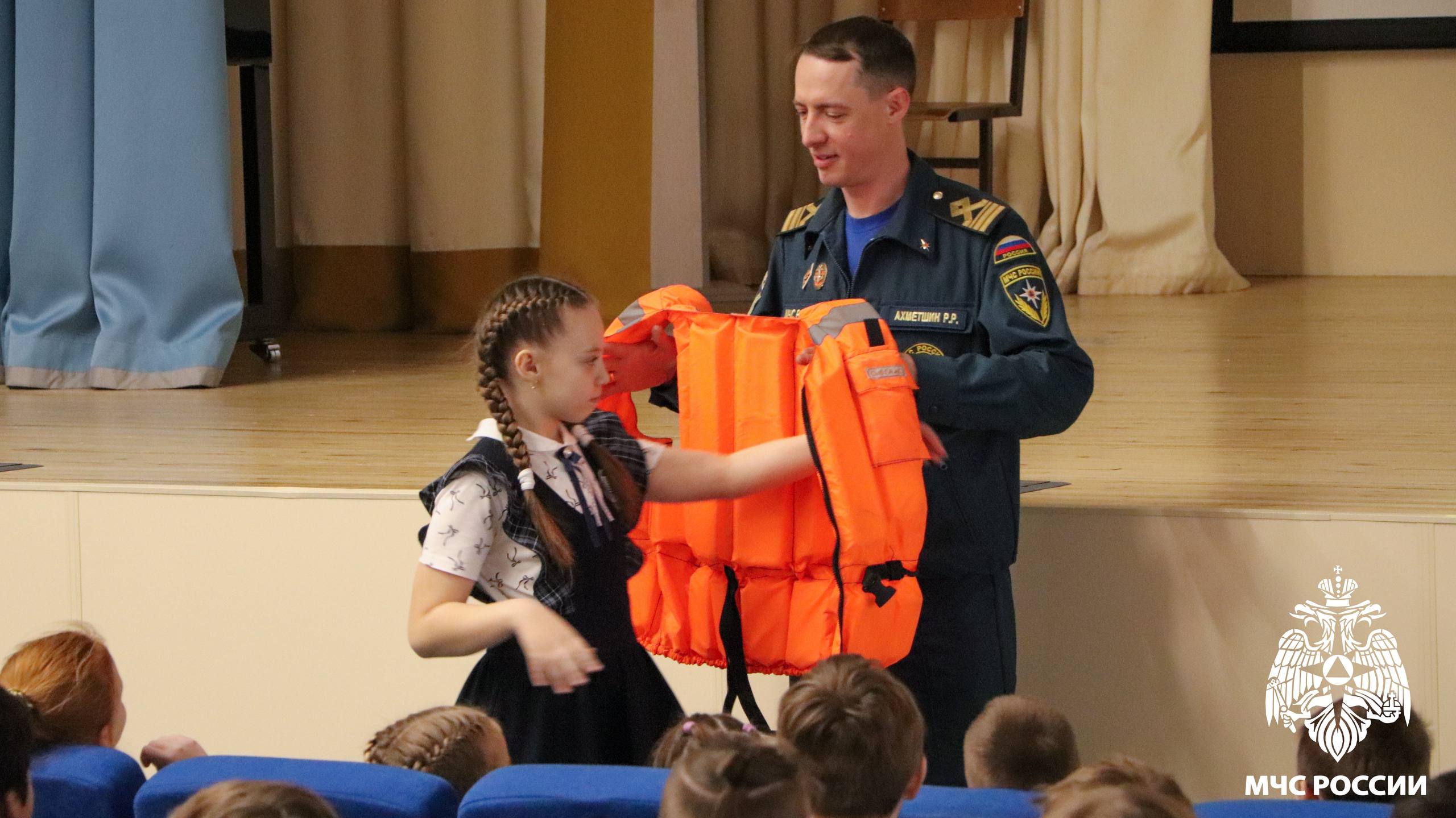 Сотрудники МЧС России провели встречу со школьниками Кемерова Сотрудники МЧС России провели встречу со школьниками Кемерова