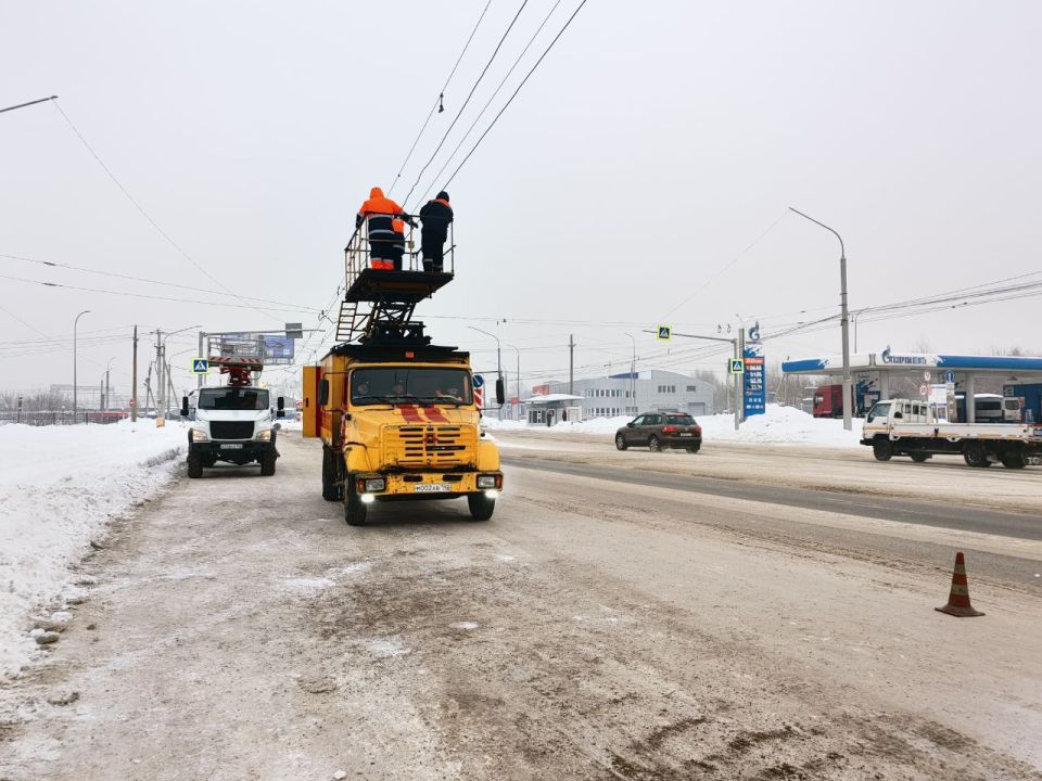 Уважаемые пассажиры!. Около 01:40 в районе ул. ДОЗ, грузовой автомобиль открытым кузовом порвал контактный провод и растяжки контактной сети