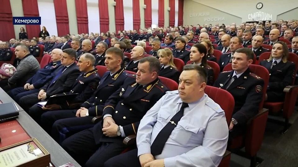 Сюжет наших коллег, журналистов программы «Вести. Дежурная часть», о рабочей поездке в Кузбасс начальника ГУОООП МВД России генерал-лейтенанта полиции Ленара Габдурахманова и результатах работы кузбасских полицейских