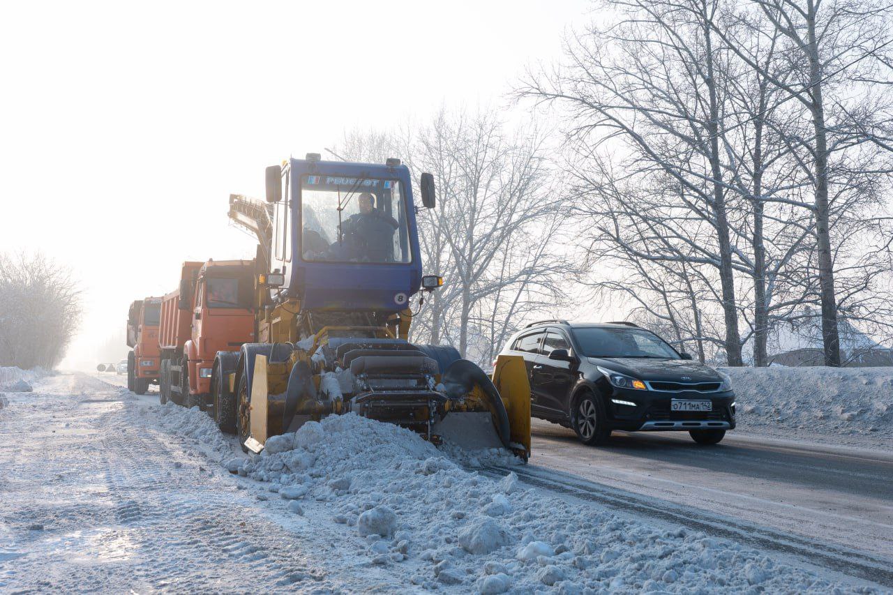 В Кемерове за сутки с улиц и дорог города вывезли 21,2 тысячи кубометров снега В Кемерове за сутки с улиц и дорог города вывезли 21,2 тысячи кубометров снега