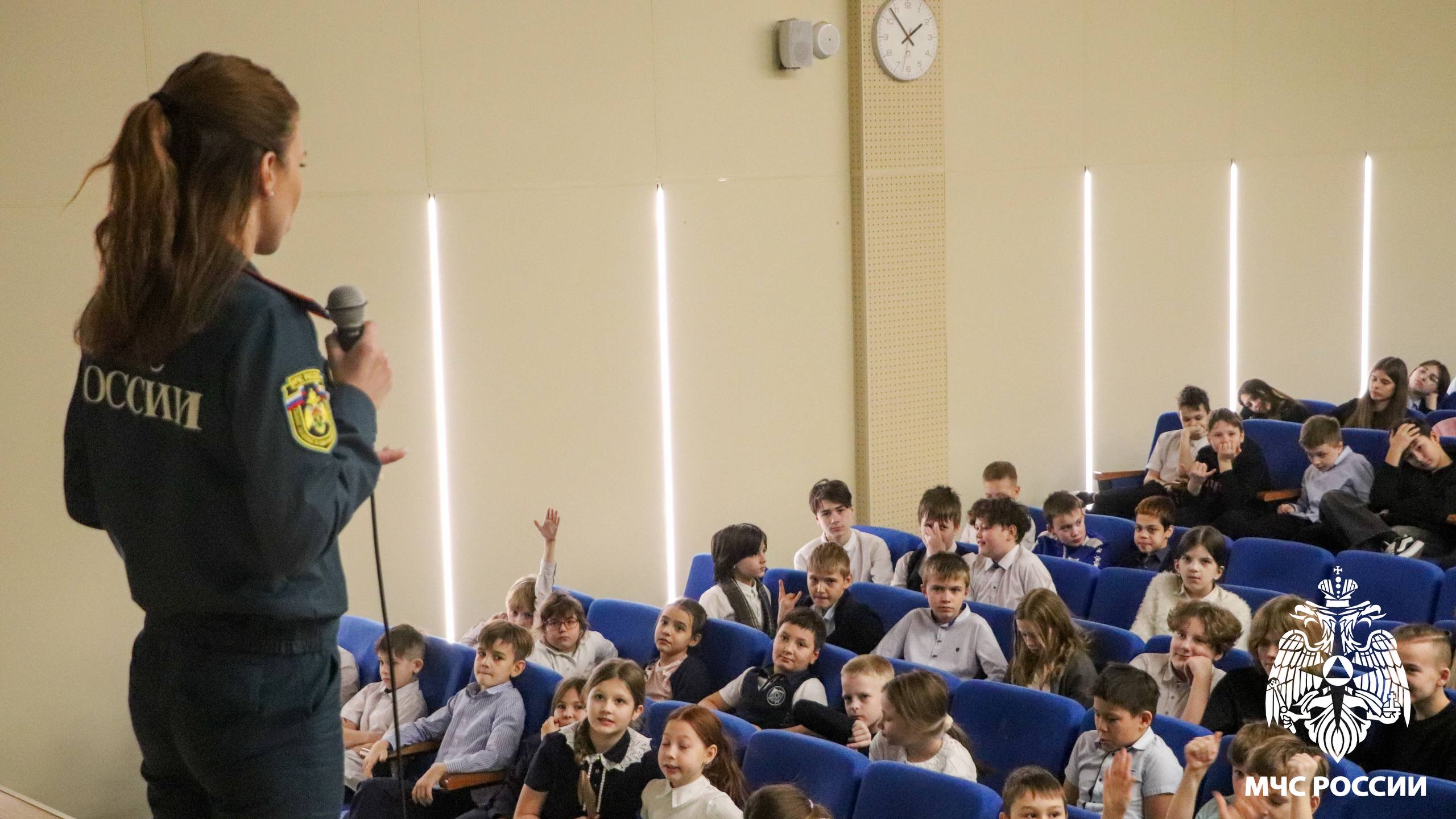 Сотрудники МЧС России провели встречу со школьниками Кемерова Сотрудники МЧС России провели встречу со школьниками Кемерова