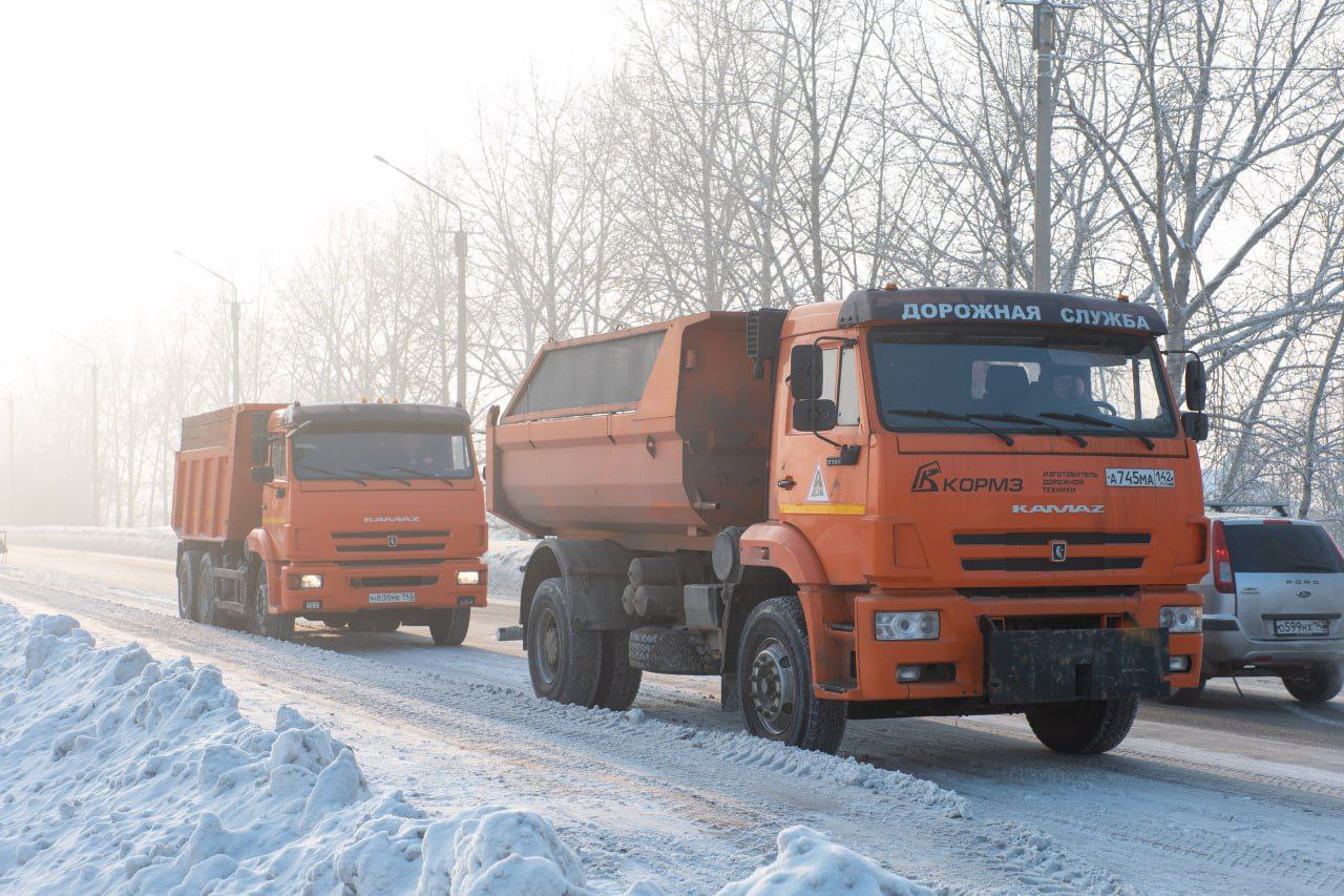 В Кемерове за сутки с улиц и дорог города вывезли 21,2 тысячи кубометров снега В Кемерове за сутки с улиц и дорог города вывезли 21,2 тысячи кубометров снега
