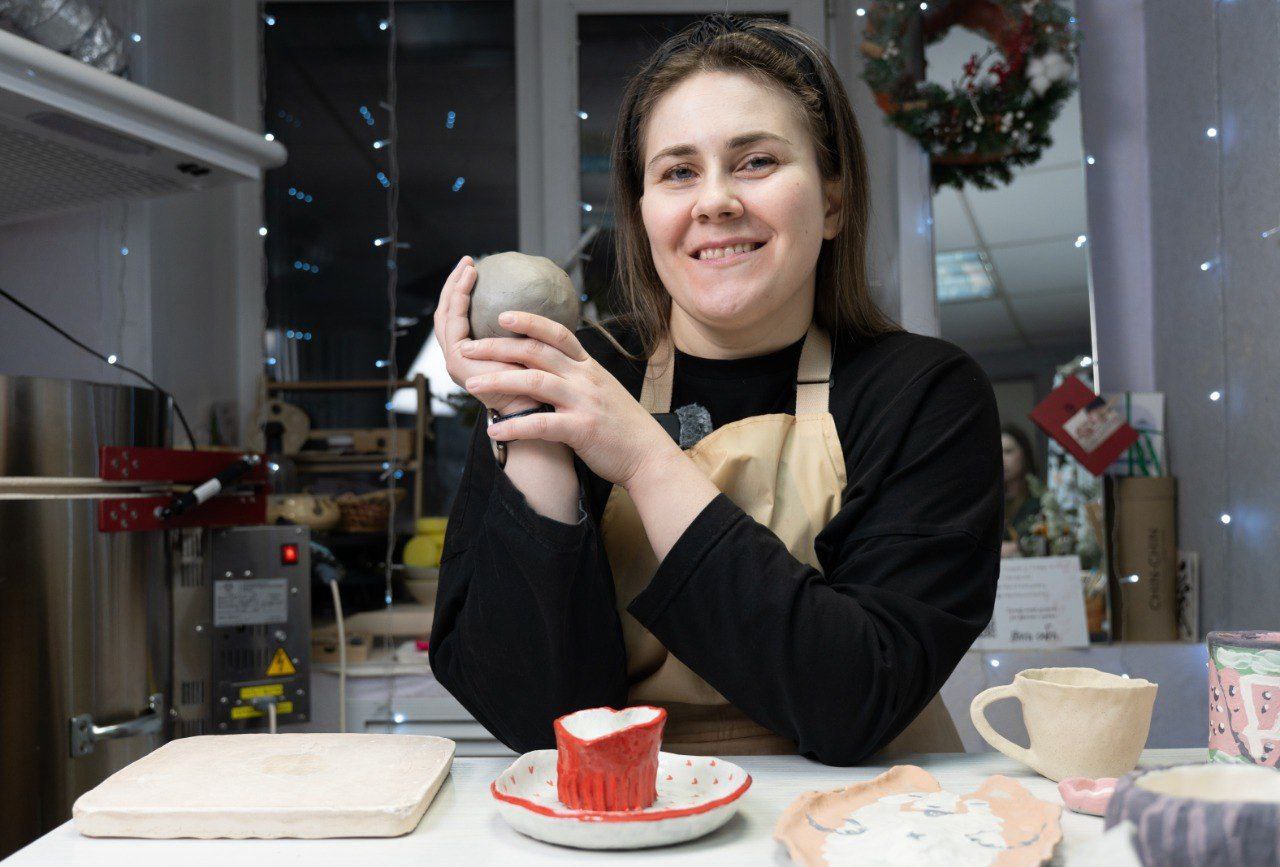 Соцконтракт помог кемеровчанке открыть студию керамики