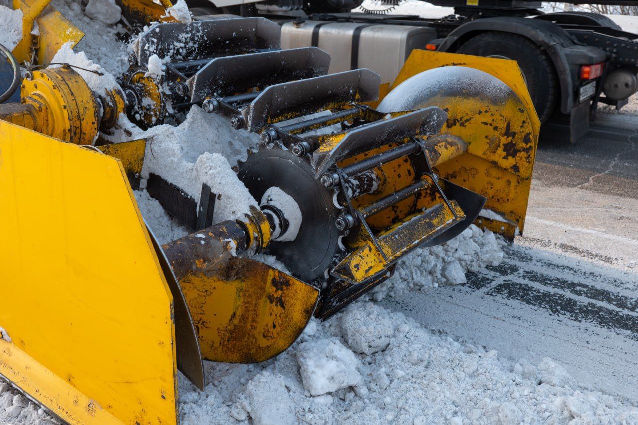 В Кемерове за сутки с улиц и дорог города вывезли 21,2 тысячи кубометров снега В Кемерове за сутки с улиц и дорог города вывезли 21,2 тысячи кубометров снега