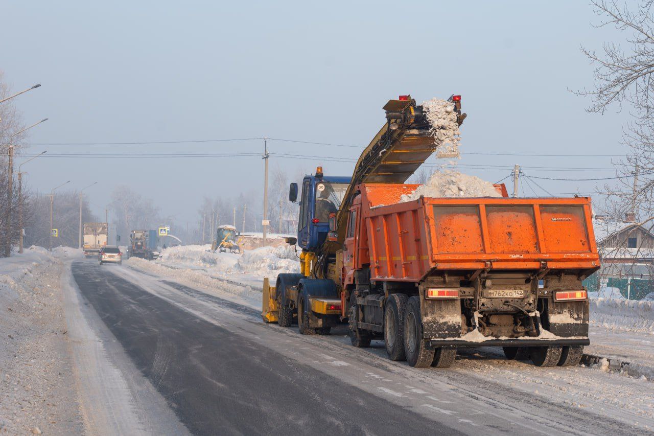 В Кемерове за сутки с улиц и дорог города вывезли 21,2 тысячи кубометров снега