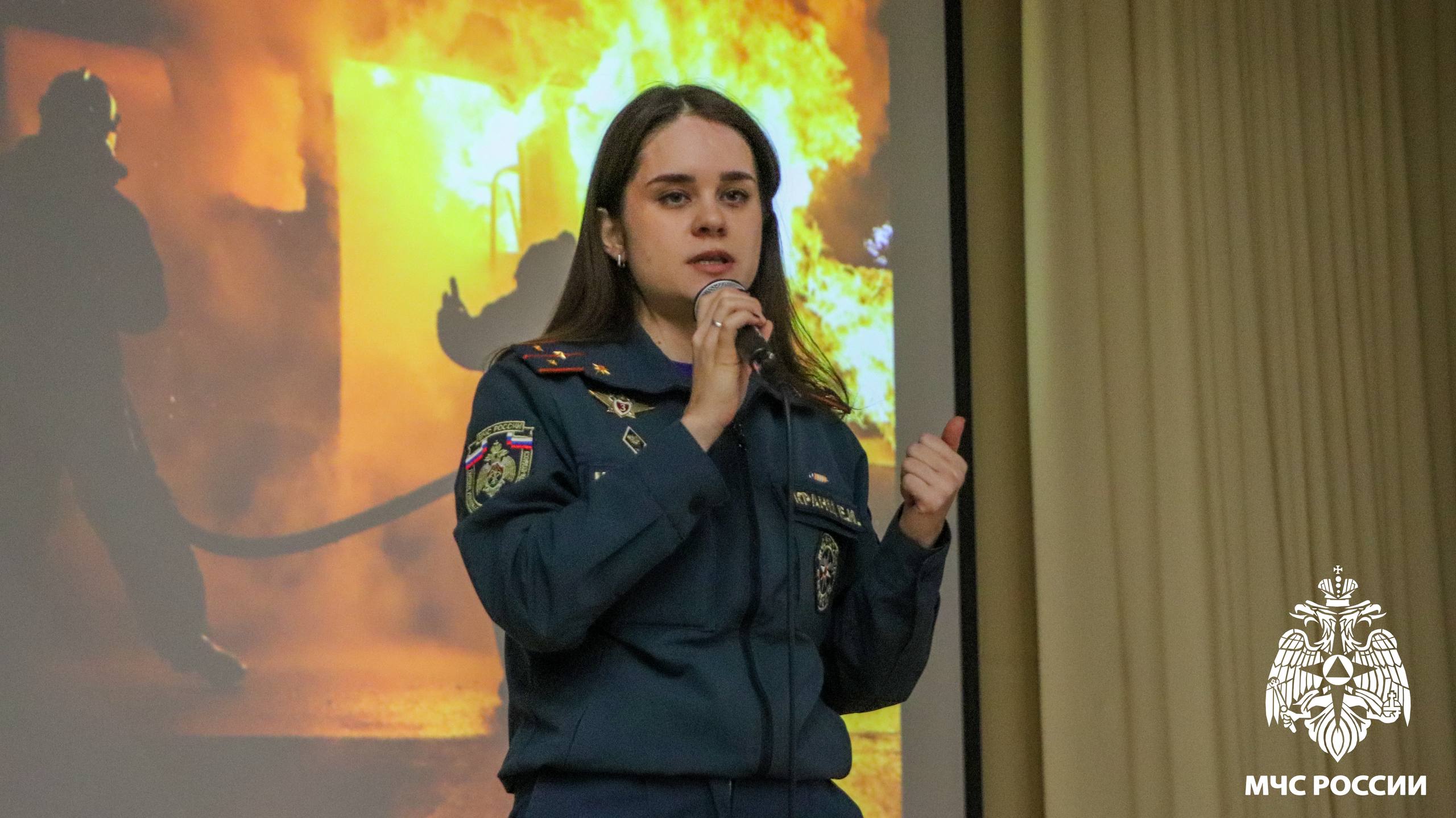 Сотрудники МЧС России провели встречу со школьниками Кемерова Сотрудники МЧС России провели встречу со школьниками Кемерова