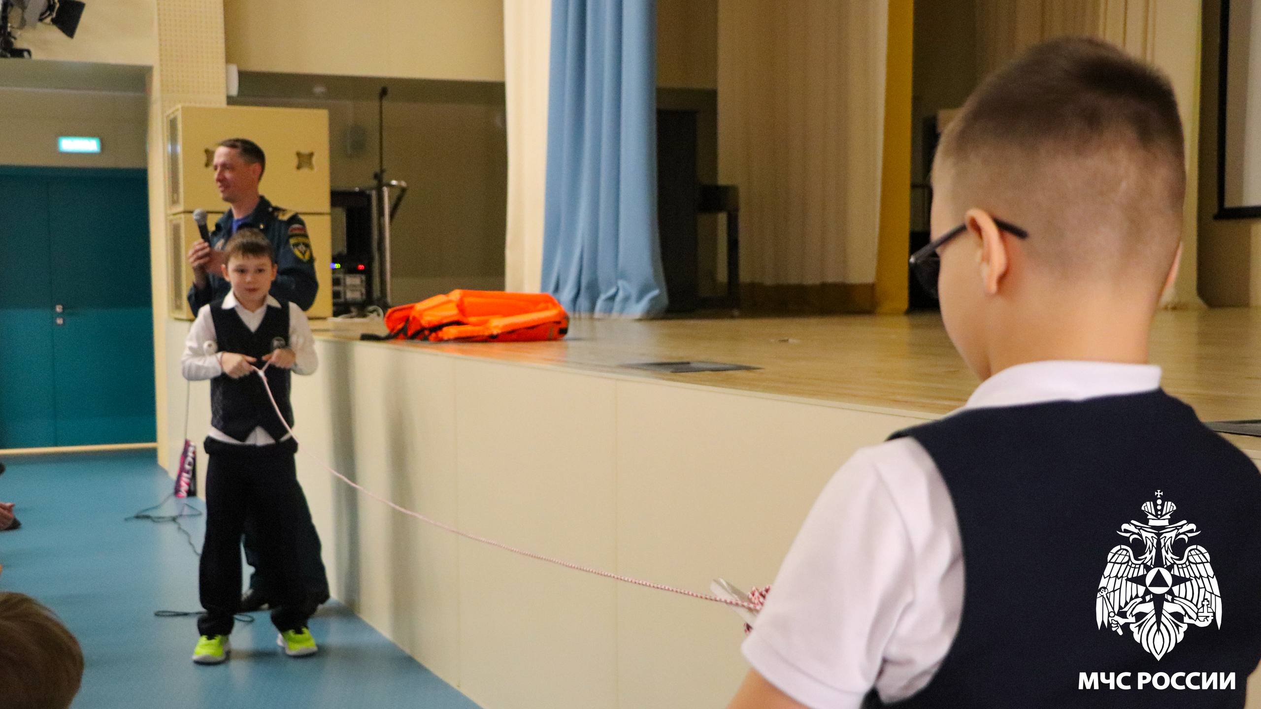 Сотрудники МЧС России провели встречу со школьниками Кемерова Сотрудники МЧС России провели встречу со школьниками Кемерова