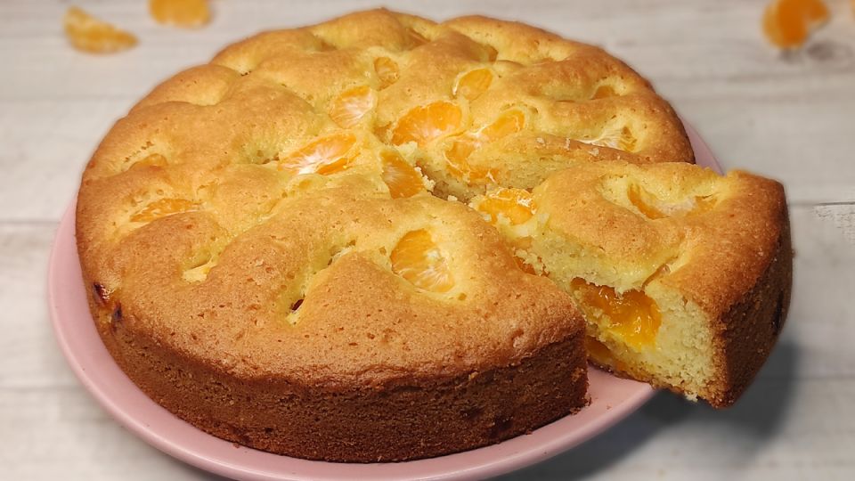 Нежный мандариновый пирог: удивите близких простым рецептом