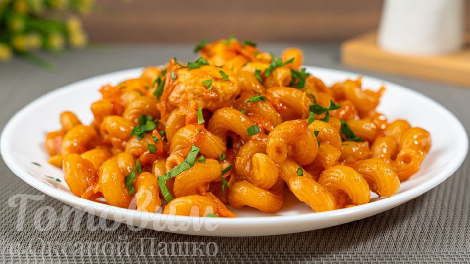 Ужин за 20 минут: сытные макароны с курицей в одной сковороде — просто и ароматно