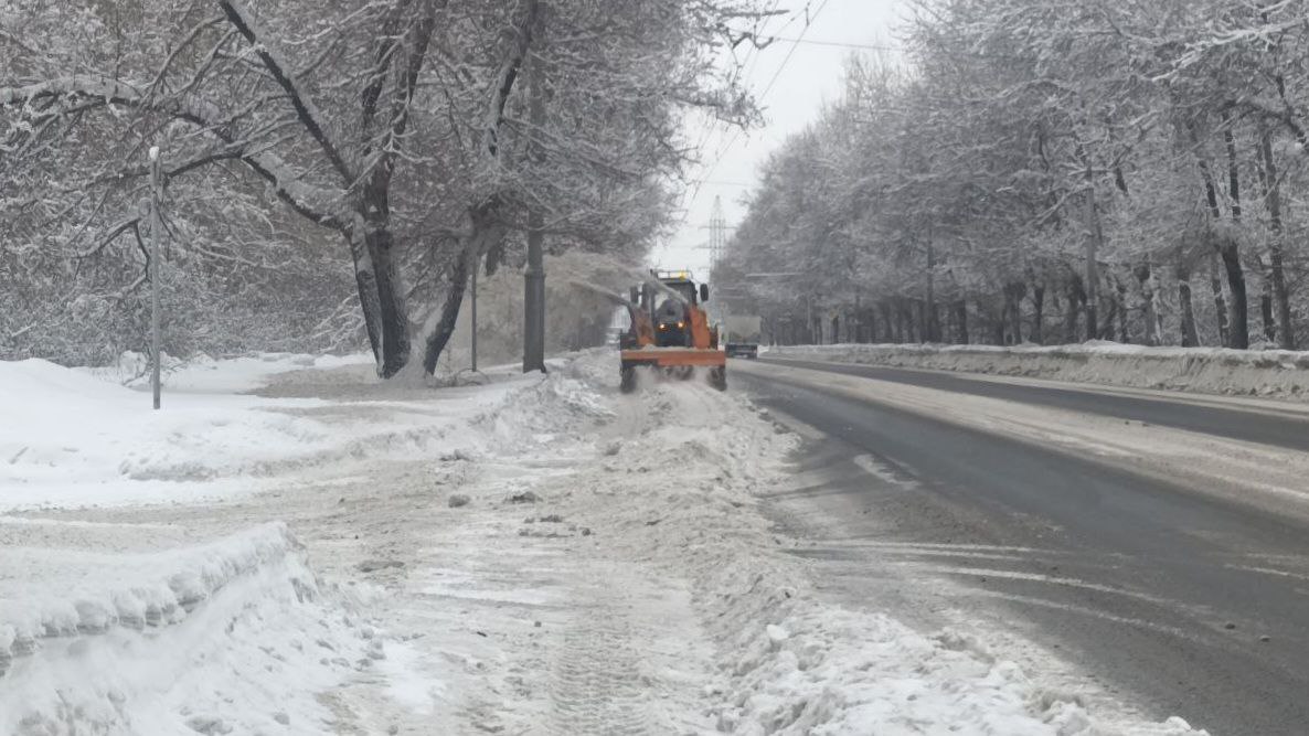 В Кемерове с начала зимы с улиц и дорог города вывезли уже 1,1 млн кубометров снега В Кемерове с начала зимы с улиц и дорог города вывезли уже 1,1 млн кубометров снега