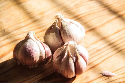 Почему холодильник — лучший друг для чистки чеснока: вы больше никогда не возьмёте нож