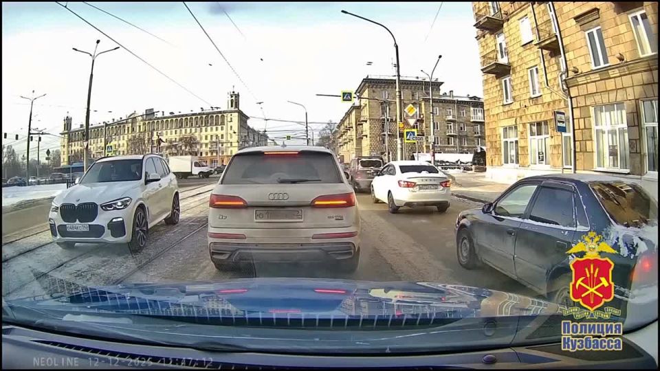В Новокузнецке по материалам «Мобильного патруля» оштрафован водитель, выехавший на трамвайные пути встречного направления, чтобы пообщаться с другим автолюбителем